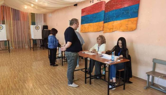 Չարենցավանի տեղամասերից մեկում քաղաքացին ՔՊ-ի քվեաթերթիկը ձեռքին մտել է ընտրության