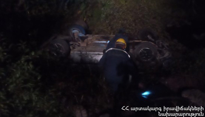 Երևան-Մեղրի ճանապարհին մեքենան ընկել է Դարբ գետը