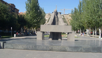 «Չեխ պրոֆեսորն ասաց՝ նա քանդել է Հին Երևանը, դուք նրա համար արձան եք կանգնեցրել». Վահե Լոռենց