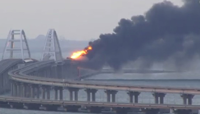 НАК: На Крымском мосту взорвали грузовик