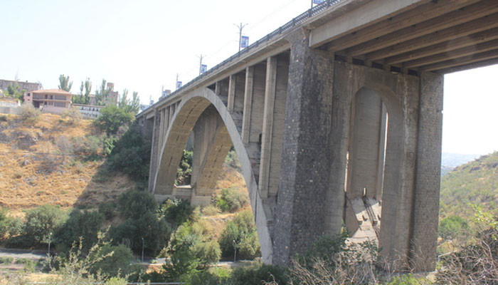 Տղամարդն անցել է Կիևյան կամրջի վտանգավոր եզրագիծն ու սպառնում է ինքնասպան լինել
