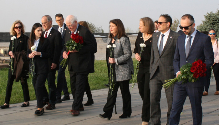 ԱՄՆ Ներկայացուցիչների պալատի անդամներն այցելել են Հայոց ցեղասպանության հուշահամալիր