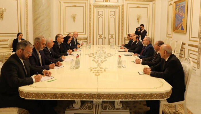 Глава МИД Ирана провел встречу с премьер-министром Армении