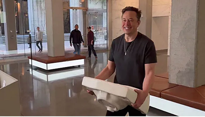 "Шеф-твит": Маск зашел в штаб-квартиру Twitter с раковиной в руках