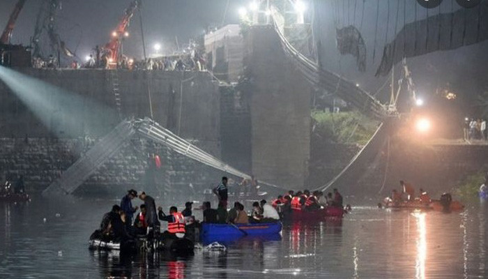 Обрушение моста на западе Индии: число погибших выросло до 141