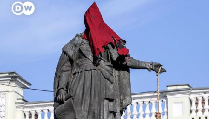В Одессе активисты превратили памятник Екатерине II в статую палача