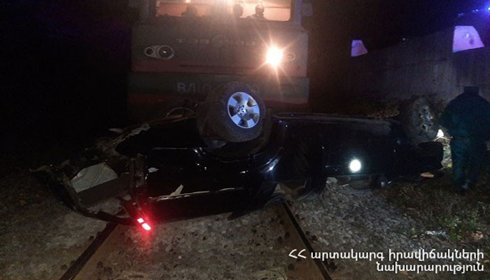 В Армении товарный поезд сбил автомобиль: погибли 4 человека