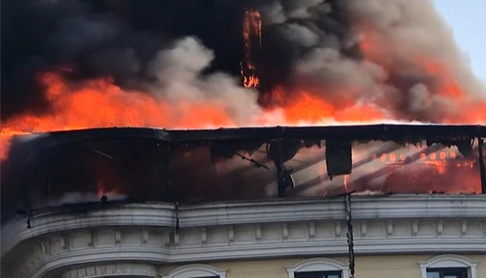 Ankara'da 15 katlı binanın çatısında yangın