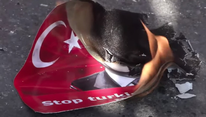Հայաստանում քրդական համայնքի ներկայացուցիչներն այրեցին Թուրքիայի դրոշը