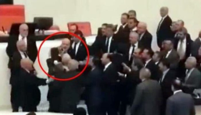 Драка в турецком парламенте, есть пострадавший