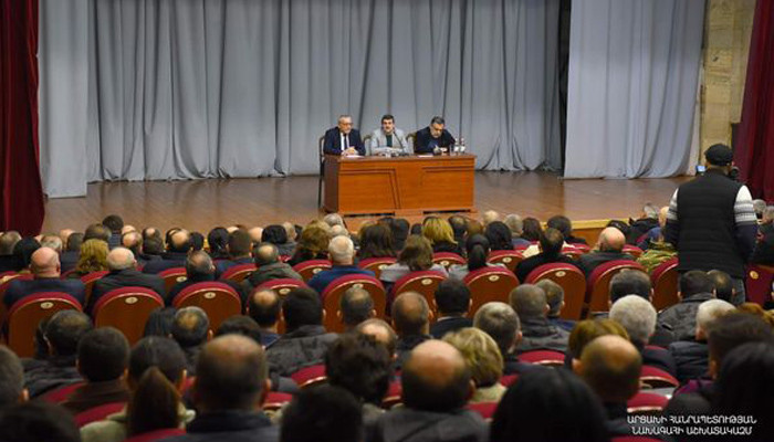 Президент Арутюнян провел расширенную встречу с представителями общественности