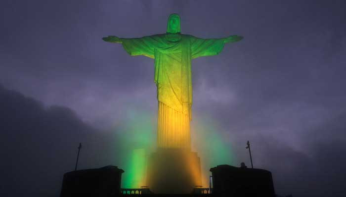 Статуя Христа в Рио-де-Жанейро окрасилась в цвета бразильского флага в память о Пеле