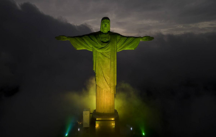 Brazil pays tribute to hero Pele as Christ the Redeemer illuminated in green & 3 days mourning announced by president