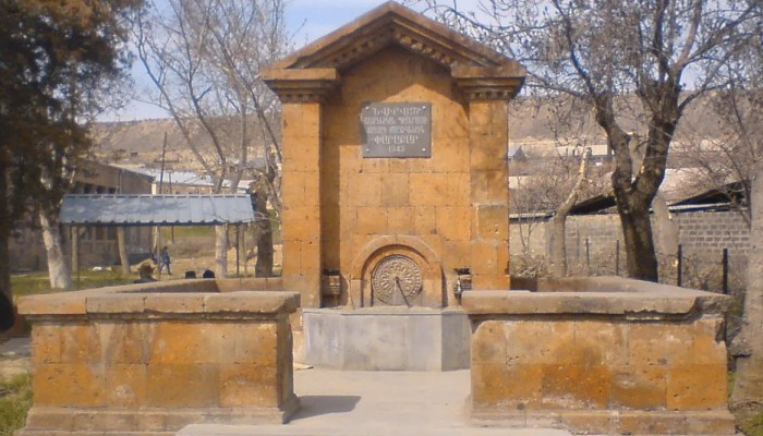 Հայրենական պատերազմի հերոսների հիշատակին նվիրված առաջին աղբյուր-հուշարձանը Հայաստանում