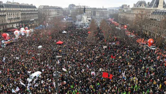 Во Франции прошли массовые протесты против пенсионной реформы