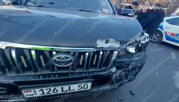 Երևանում ավտովթարի է ենթարկվել Անվտանգության խորհրդի քարտուղար Արմեն Գրիգորյանի ծառայողական Toyota Land Cruiser-ը