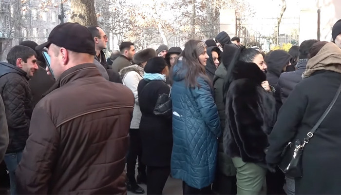 Родители военнослужащих, погибших в 44-дневной войне, проводят акцию протеста у СК Армении