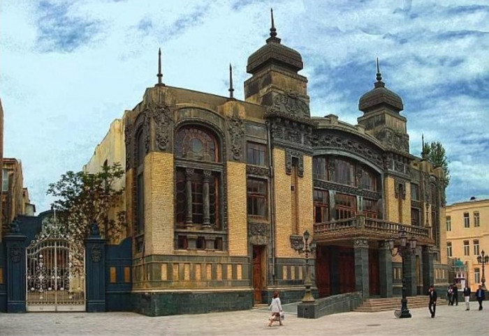 Նախկինում Մայիլով եղբայրների Մեծ թատրոնը, այժմ` Ադրբեջանի Օպերայի և Բալետի ազգային ակադեմիական թատրոնի շենքը