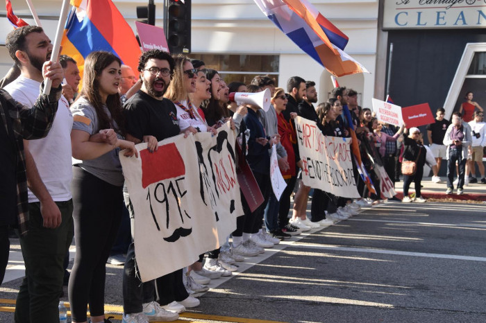 «Жизней 1,5 миллиона армян было недостаточно?»: акция протеста в Лос-Анджелесе