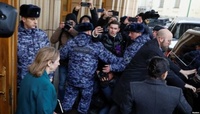 New U.S. ambassador to Russia heckled by pro-Kremlin protesters