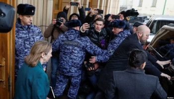 New U.S. ambassador to Russia heckled by pro-Kremlin protesters