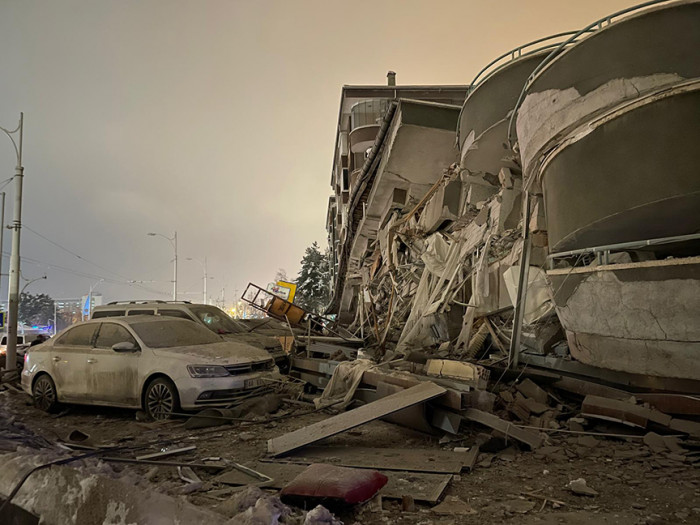 Число жертв землетрясения в Турции достигло 284, более 2,3 тыс. получили ранения