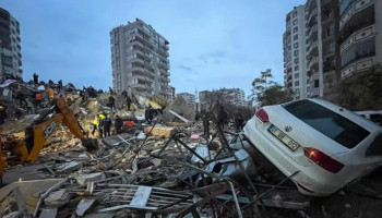 7.7'lik depremde ölü sayısı 2 bin 921'e yükseldi
