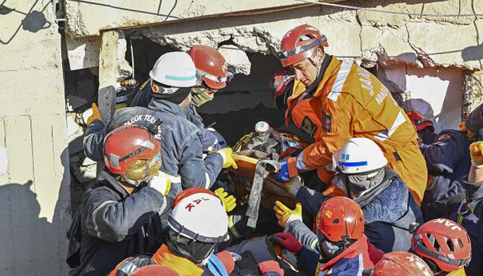 Depremin 227 saatinde 74 yaşındaki Cemile Kekeç sağ kurtarılarak