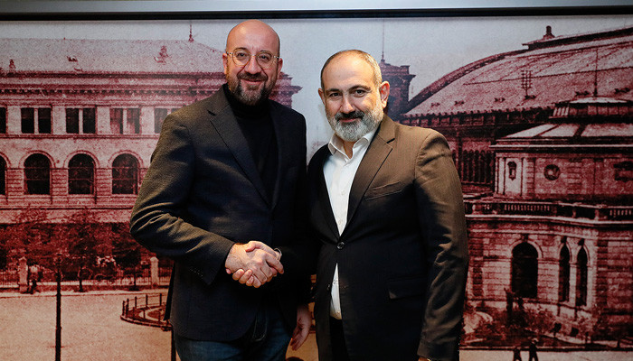 Prime Minister Pashinyan holds informal meeting with Charles Michel