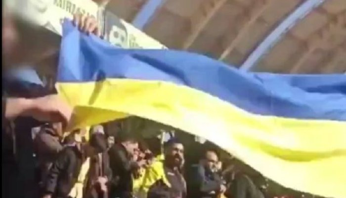 Иранские болельщики встретили российских футболистов флагом Украины