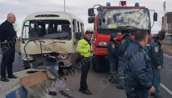 В Ереване служебный автобус попал в ДТП: пострадали сотрудники аппарата правительства