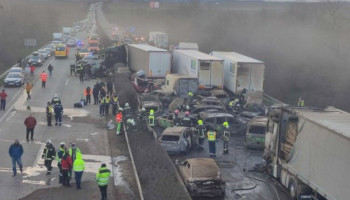 Более 40 автомобилей столкнулись на трассе в Венгрии