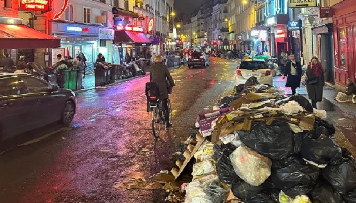 Париж превратился в огромную свалку -сборщики мусора бастуют уже 7 дней