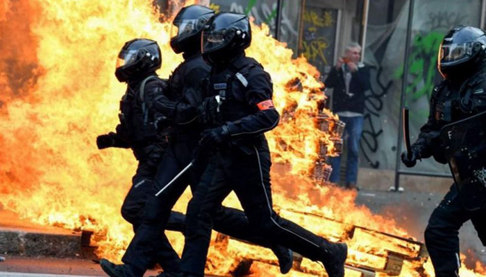 В Париже столкновения из-за пенсионной реформы, в Бордо подожгли муниципалитет