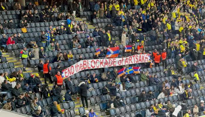 Во время футбольного матча Швеция-Азербайджан на стадионе появился плакат с требованием разблокировать Арцах