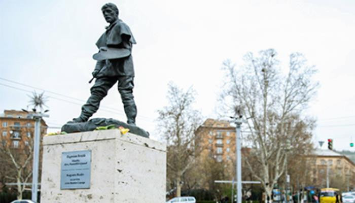 Ո՞վ է այն անձը , որի արձանը տեղադրված է Երևանի կենտրոնում և խորհրդանշում է հայ-ֆրանսիական բարեկամությունը