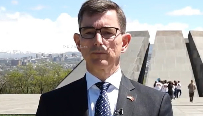 Ambassador of Netherlands recites Tumanyan in Armenian Genocide memorial