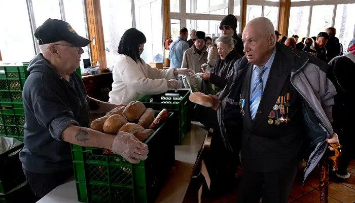 Pawn shops and bread queues: poverty grips Ukraine as war drags on