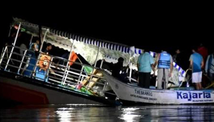 При опрокидывании туристической лодки на юге Индии погиб 21 человек