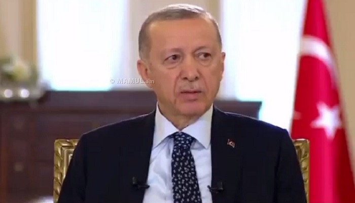 Эрдоган снова принялся раздавать деньги на избирательном участке