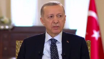 Эрдоган снова принялся раздавать деньги на избирательном участке