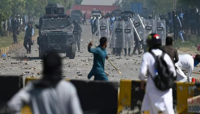 «Ցուցարարները հրկիզել են ոստիկանական բաժանմունքը, կրակում են իրավապահների ուղղությամբ». Պակիստանի ոստիկանություն