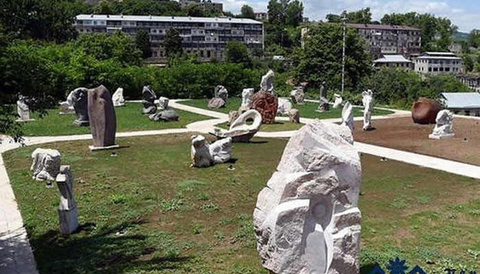 Շուշիի Կերպարվեստի թանգարանի բակում գտնվող քանդակների պուրակն ամբողջությամբ վերացվել է