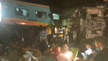 В Индии при столкновении двух поездов погибли десятки человек