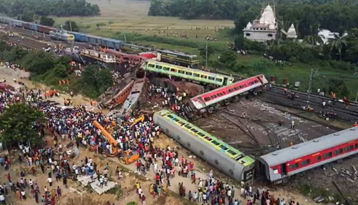 Катастрофа на железной дороге в Индии: не менее 288 погибших, сотни получили травмы