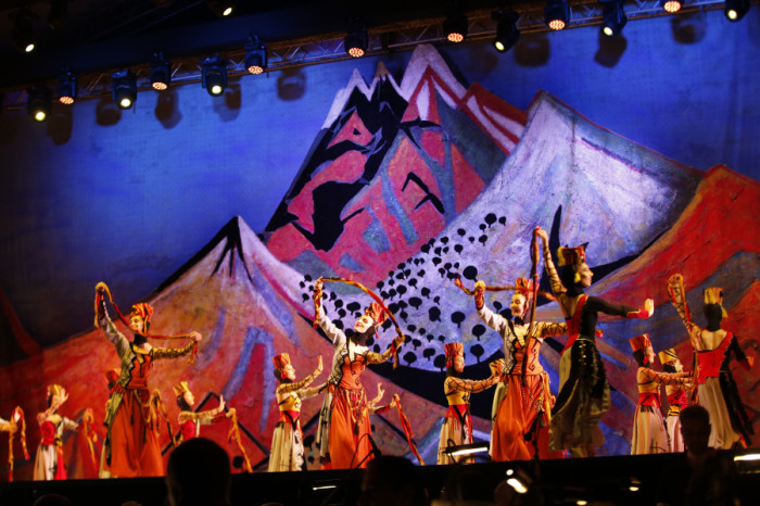 Թումոյի այգում ներկայացվում են Արամ Խաչատրյանի ստեղծագործությունները. առաջինը «Գայանե» բալետն էր