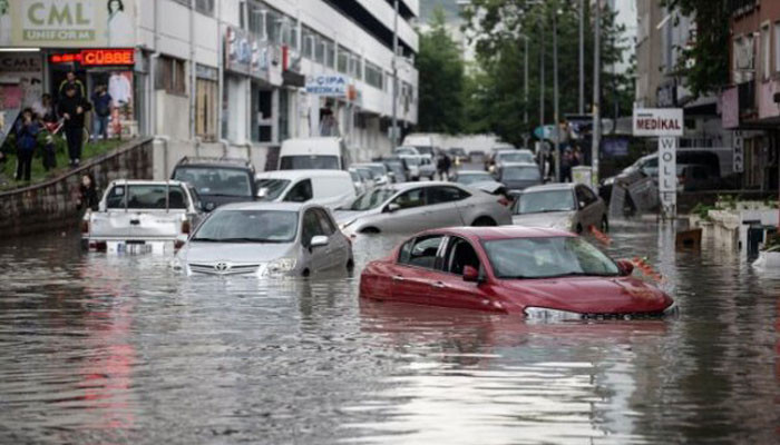 Անկարայում տագնապալից իրավիճակ է,տարածաշրջանի վրա կարող են հանկարծակի գահավիժել ջրհեղեղներ ու ուժեղ քամիներ. փողոցները վերածվել են գետերի.Անթալիան եւս սպառնաիլիքի տակ է