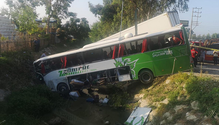 Mersin'de otobüs kamyonla çarpıştı: 1 ölü, 28 yaralı