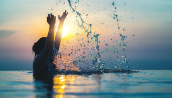 В Испании женщинам разрешили плавать топлес в бассейнах