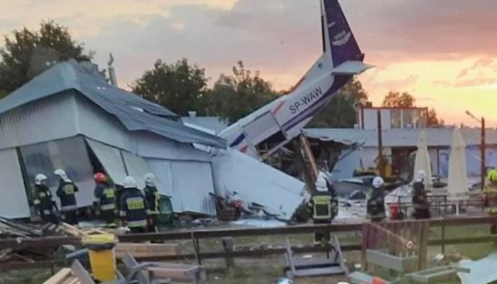 Самолет упал на ангар с людьми: есть жертвы